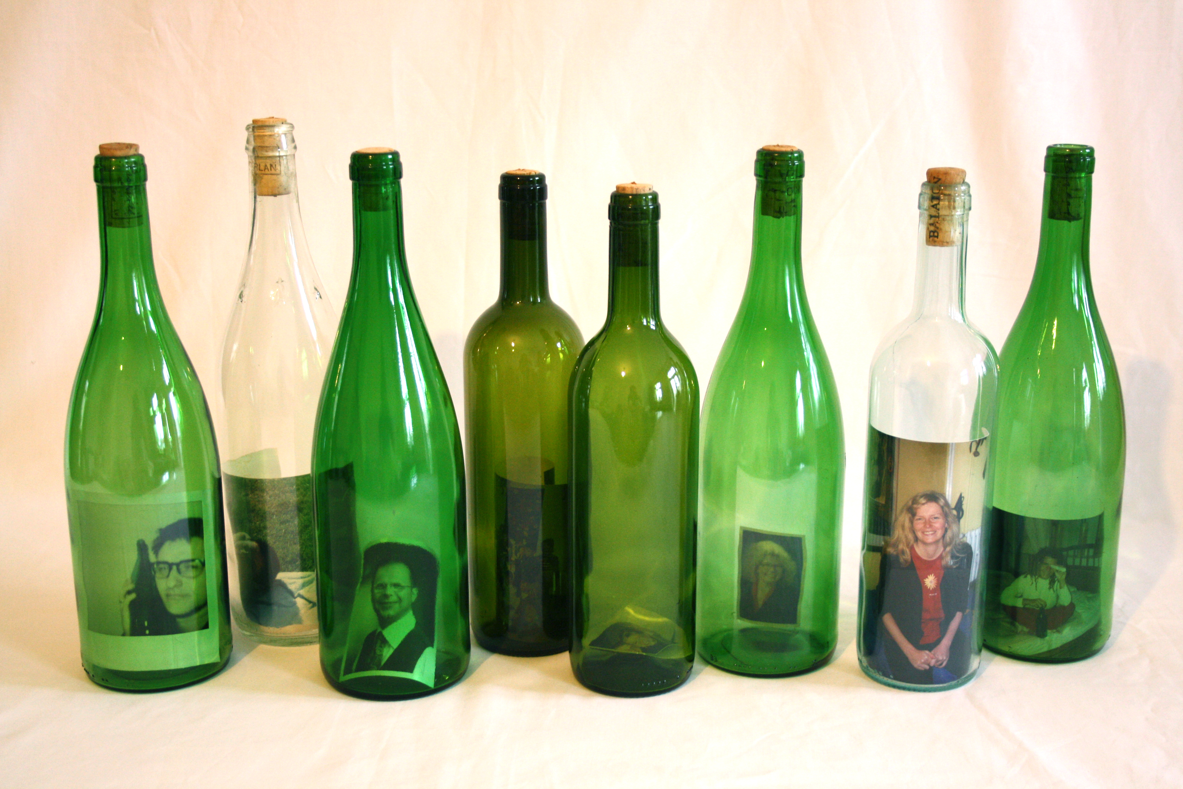 Hier sehen sie die acht zurückgesendeten Flaschen. In ihrem Inneren befinden sich die Fotos der Finder.