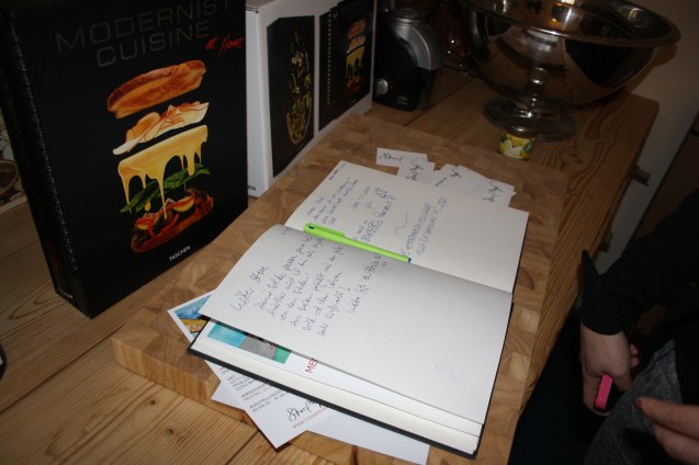 Das Gästebuch zu der Ausstellung MENSCHENTIERE. Wer mag kann sich hier noch bis zum 30.06.15 verewigen!