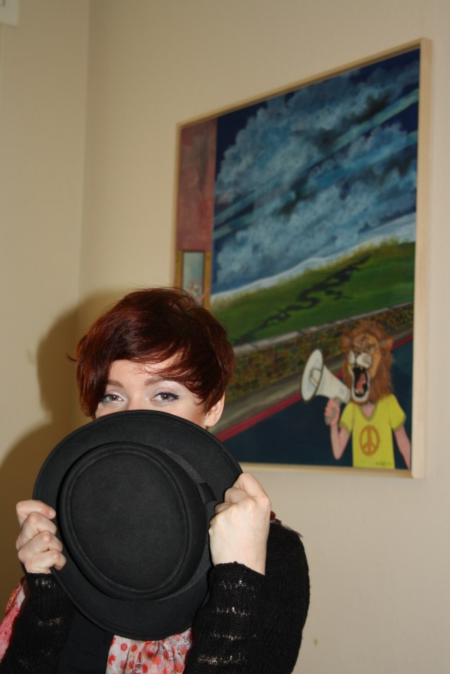 Vorne Anne mit Hut, hinten Löwe mit Megafon.