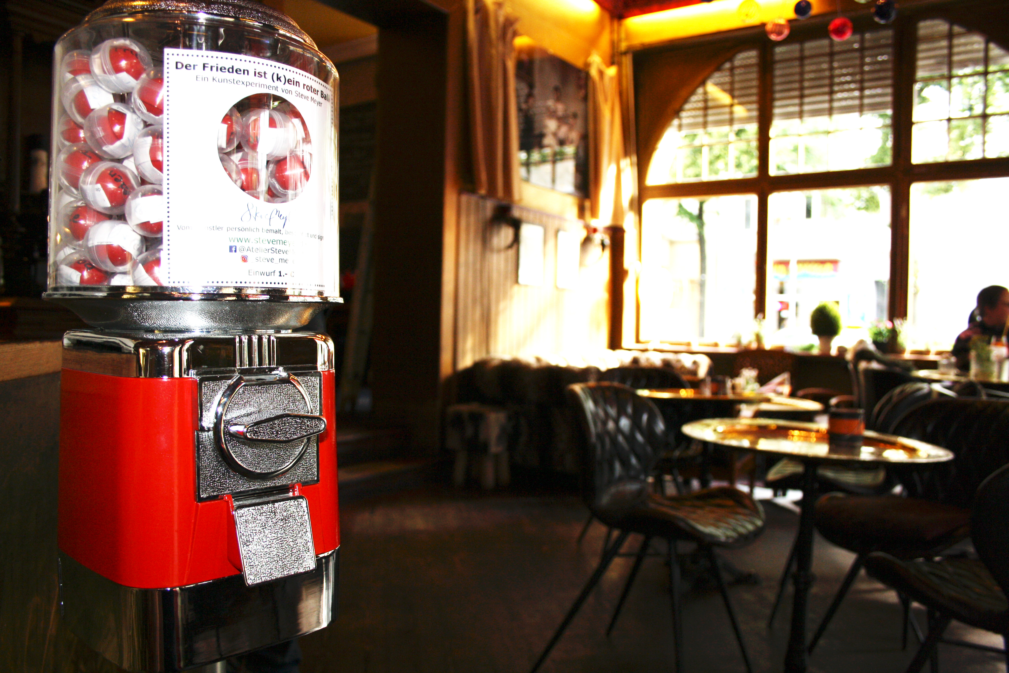 Friedensautomat des Kunstexperimentes "Der Frieden ist (k)ein roter Ball" im Restaurant Schraders