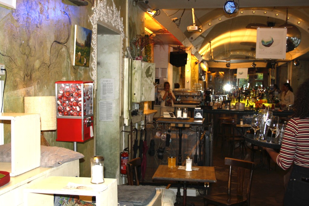 Friedensautomat im Café "An einem Sonntag im August"