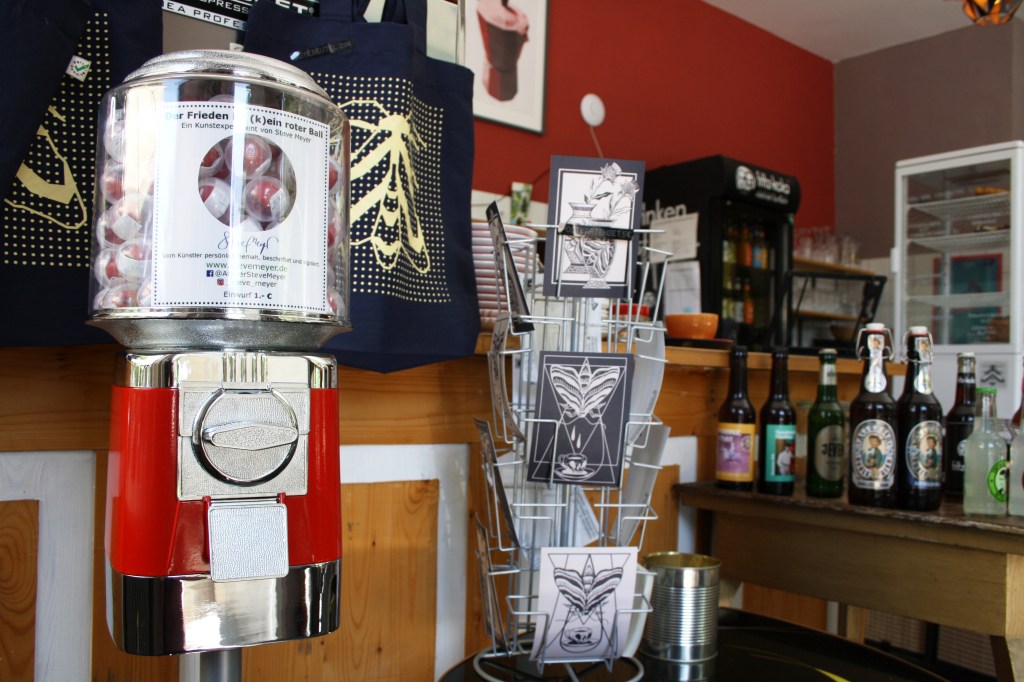 Friedensautomat im Café "Motte", Nazarethkirchstraße 40, 13347 Berlin