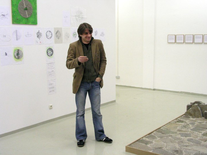 Diplomausstellung 16.02.2005, Steve Meyer vor der Skizzenwand