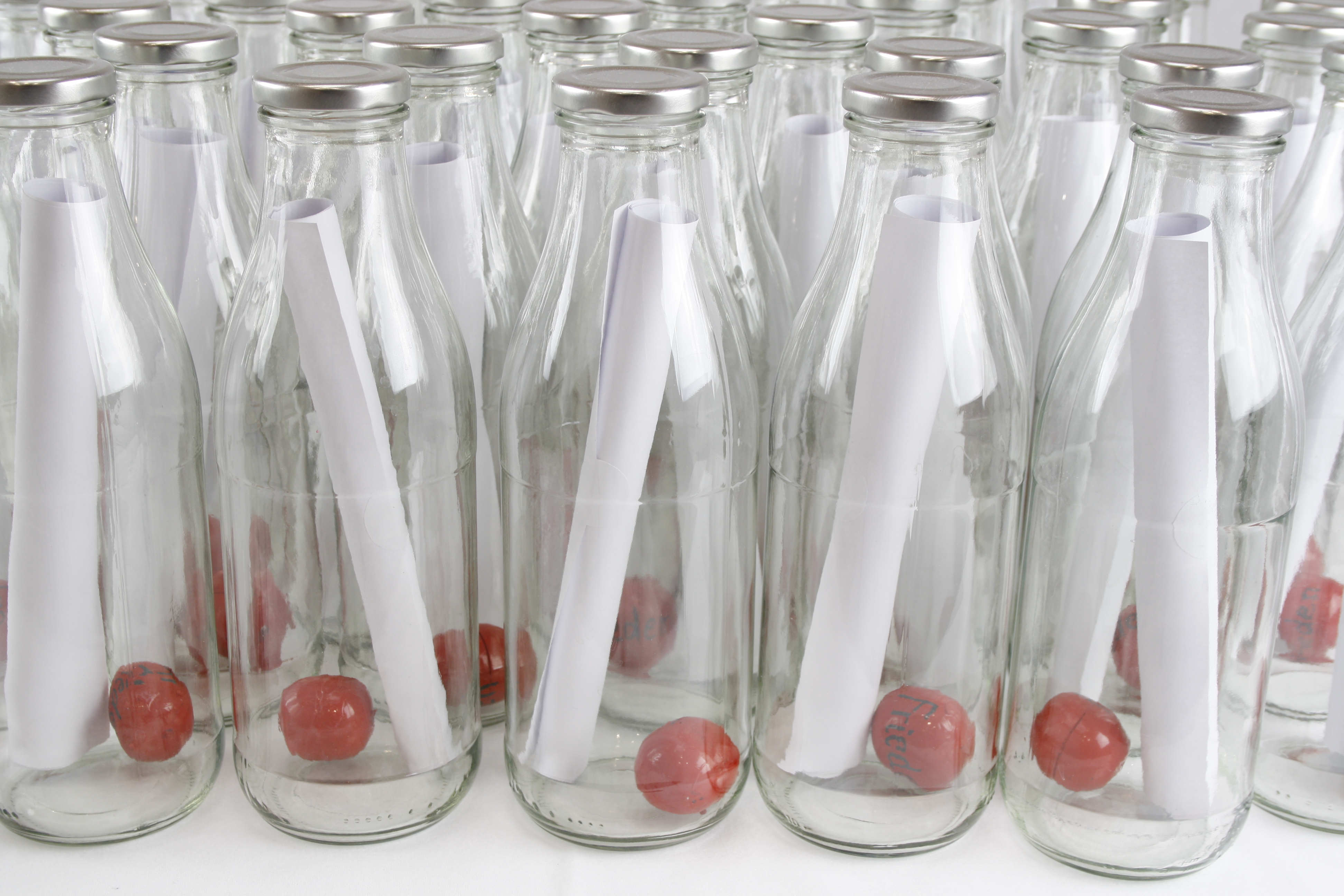 Flaschenposten zu dem Kunstexperiment "Der Frieden ist (k)ein roter Ball" und der Frage: Wie kann man Frieden transportieren?