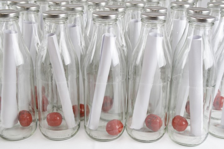 Flaschenposten zu dem Kunstexperiment "Der Frieden ist (k)ein roter Ball" und der Frage: Kann man Frieden transportieren?