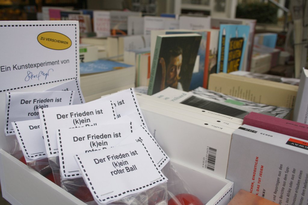 Foto zu dem Kunstexperiment "Der Frieden ist (k)ein roter Ball" in der Buchhandlung Winter